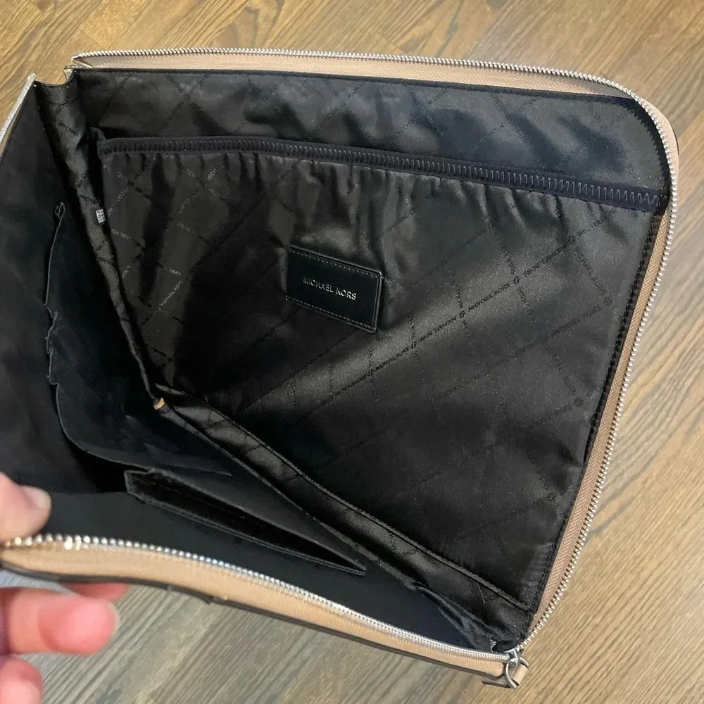 NEW Michael Kors COOPER Large Zip Laptop Case in Camel Textured